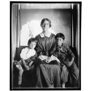 Mrs. Turner,her children,Waban,Newton,MA,1910,posed: Home 