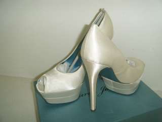 LAUREN JONES VICKI Beautiful Ivory Satin Dress Shoes Size 7.5 M US New 
