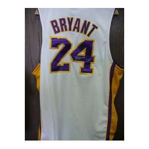  Signed Bryant, Kobe Authentic 24 White Jersey: Sports 