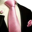 Die Krawatte ist in hochwertiger und schwerer Qualität gefertigt und 